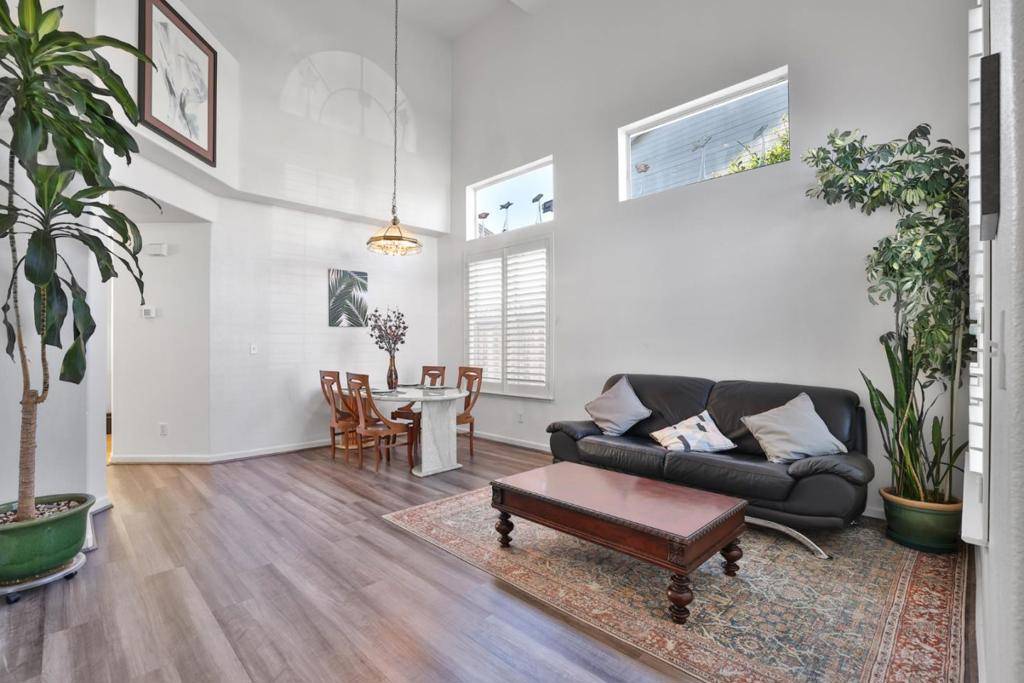 Hayward, CA 94544,37 Lance WAY