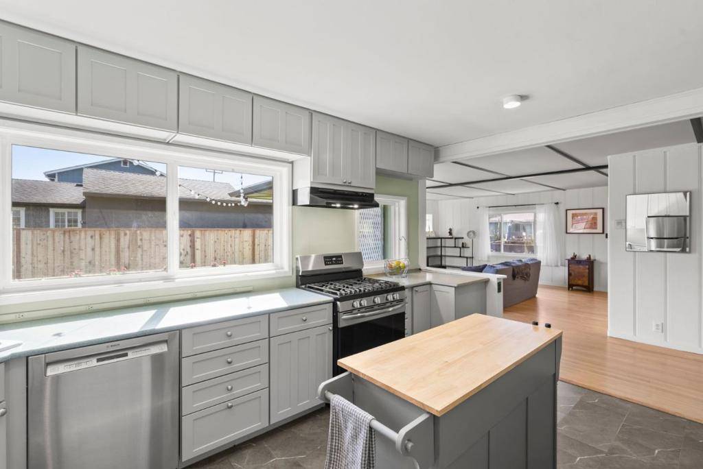 Moss Beach, CA 94038,414 Vermont AVE