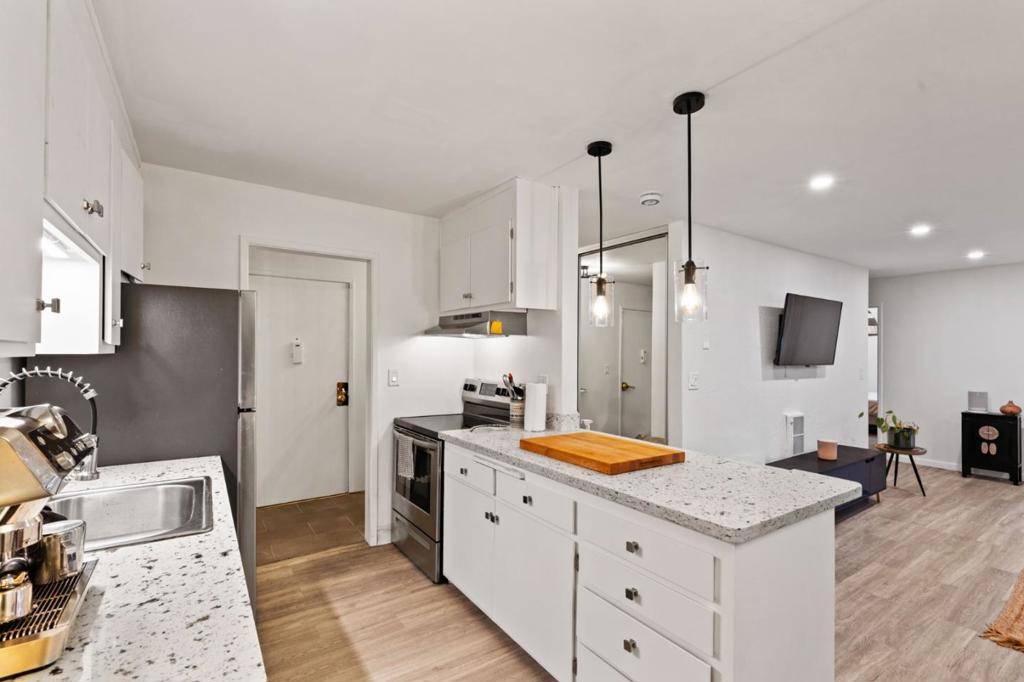 Oakland, CA 94610,320 Park View TER #103