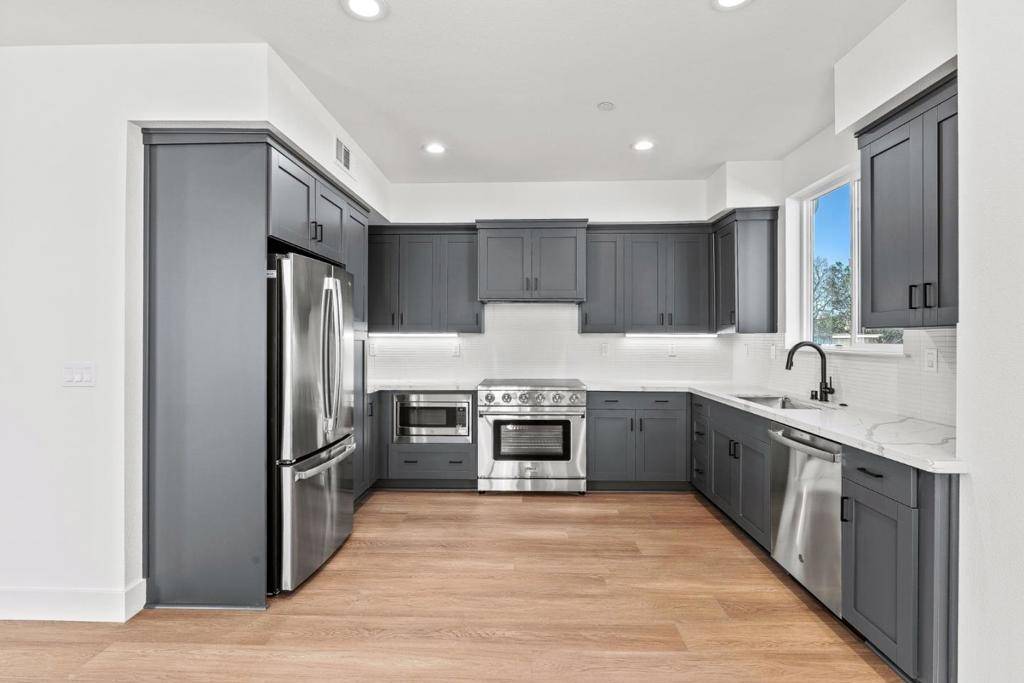 Redwood City, CA 94061,939 Woodside RD