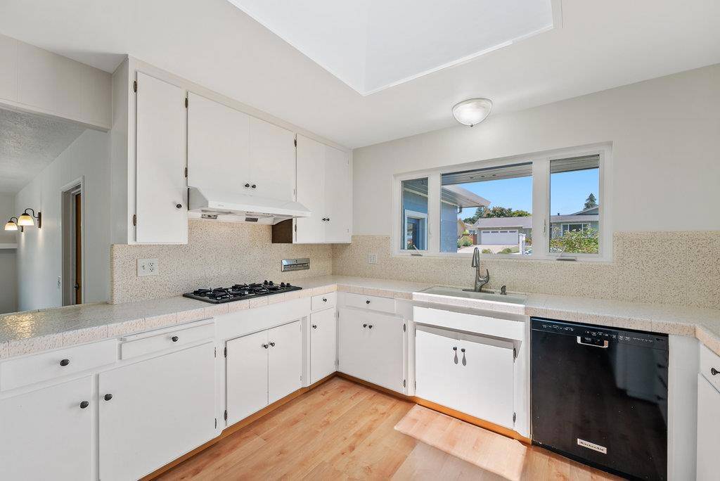 Watsonville, CA 95076,21 Karen DR