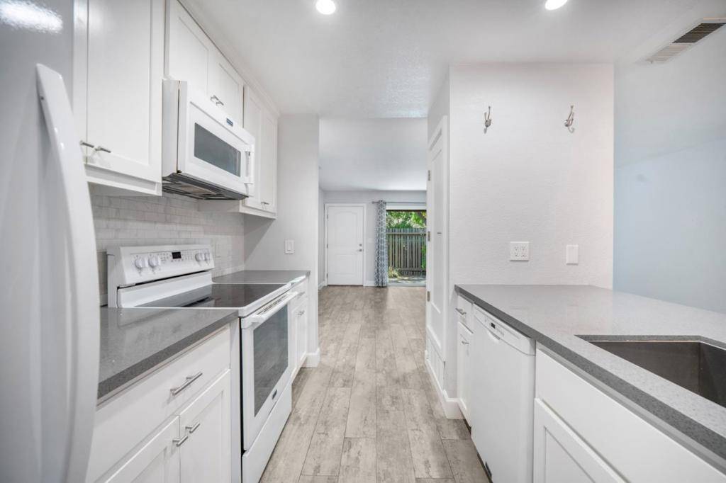 Sunnyvale, CA 94086,233 Red Oak DR #K