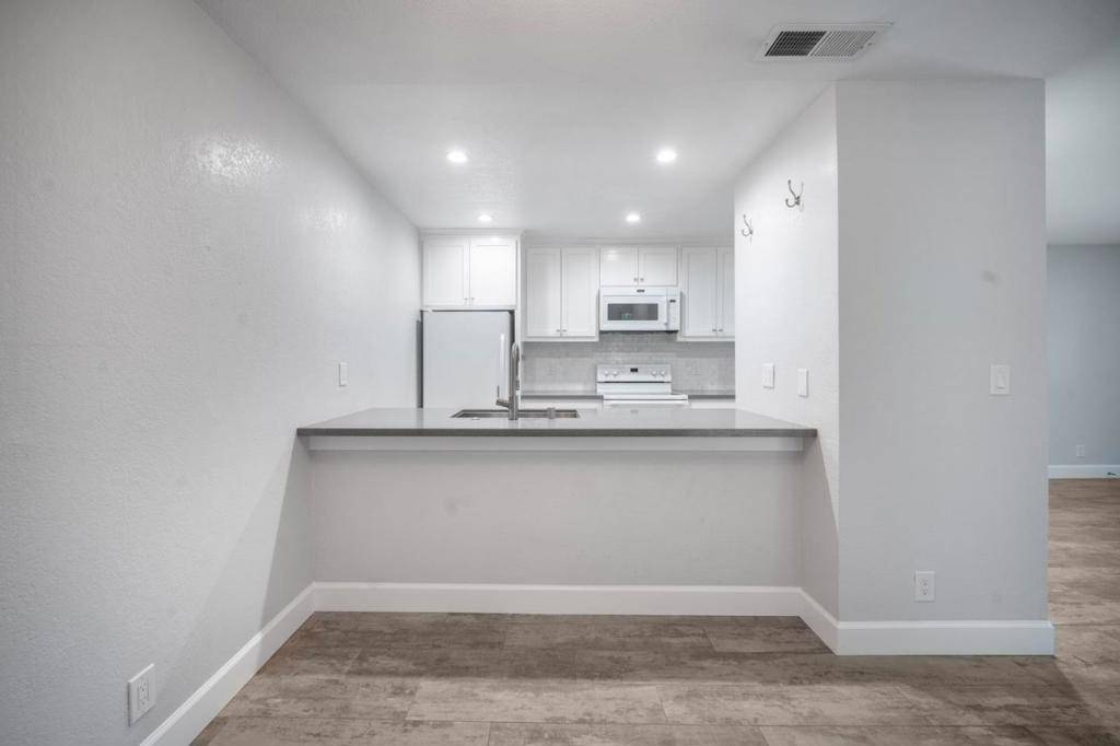 Sunnyvale, CA 94086,233 Red Oak DR #K