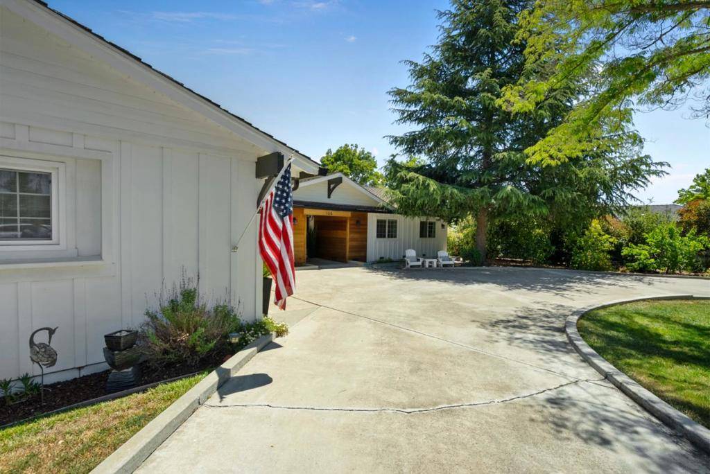 Hollister, CA 95023,105 Rays CIR