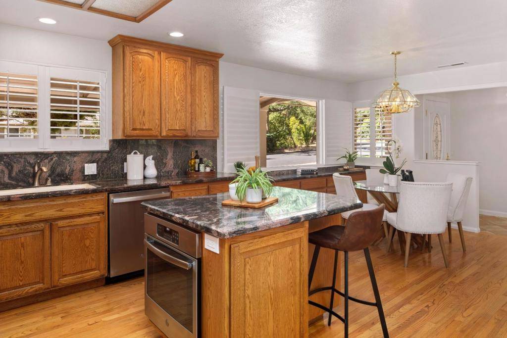 Palo Alto, CA 94306,880 Moana CT