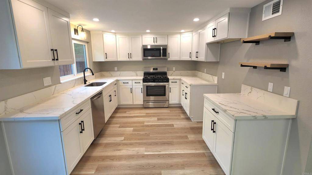Vista, CA 92084,915 Raintree PL
