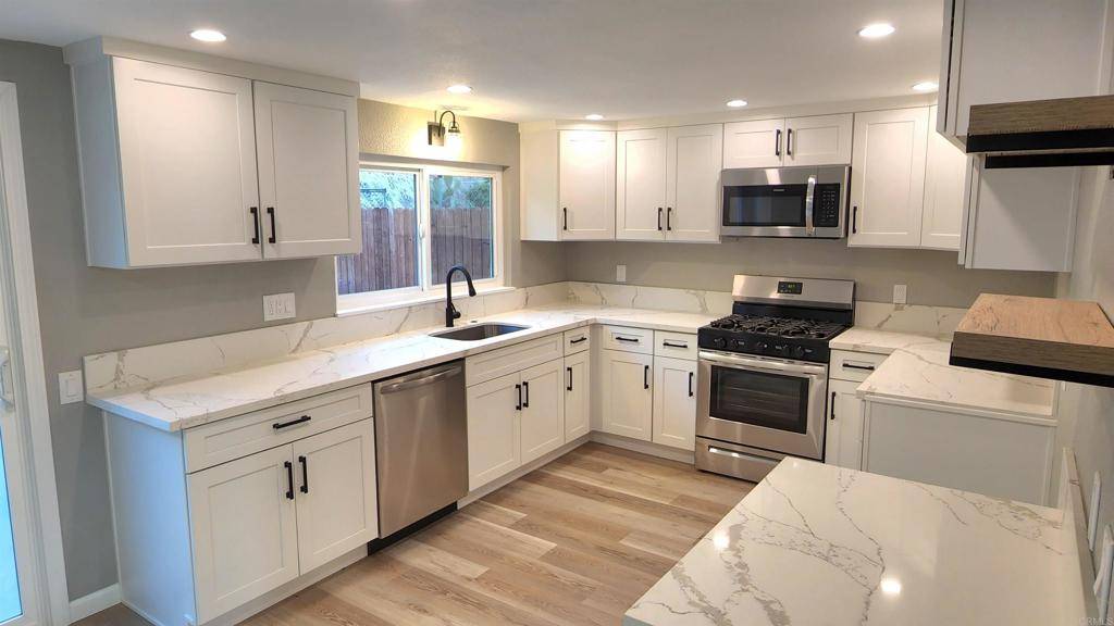 Vista, CA 92084,915 Raintree PL