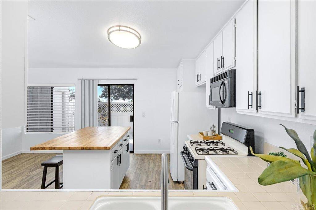 Carlsbad, CA 92011,6885 Carnation DR