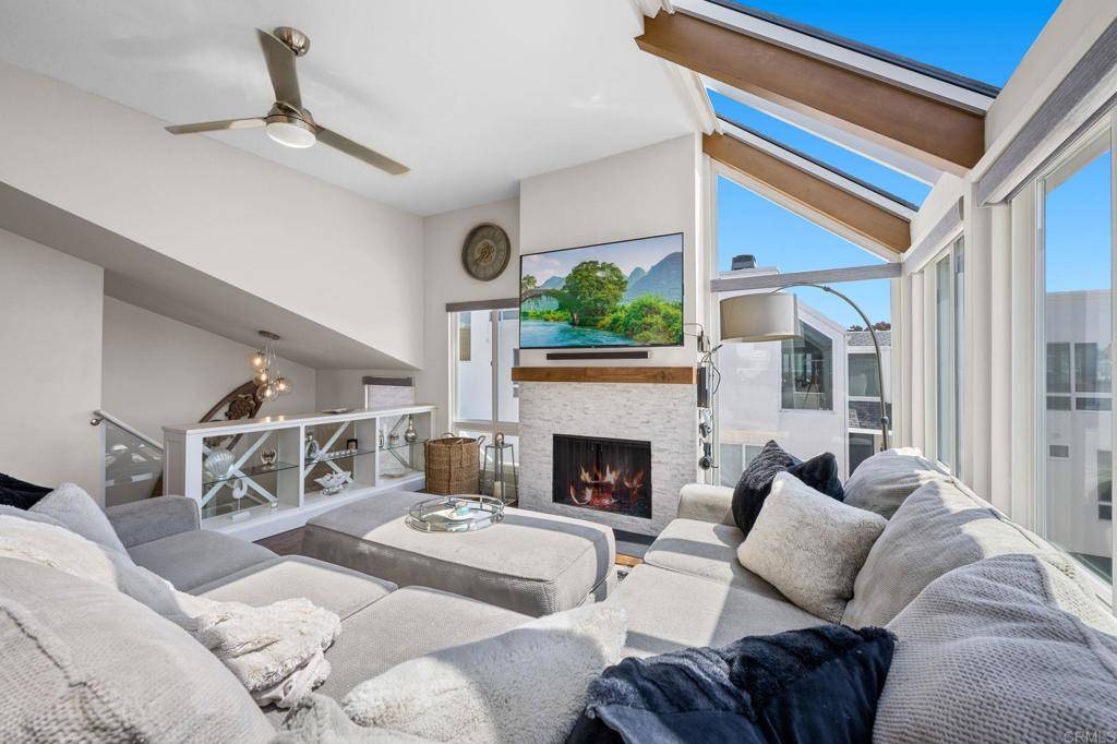 Solana Beach, CA 92075,351 Shoemaker LN