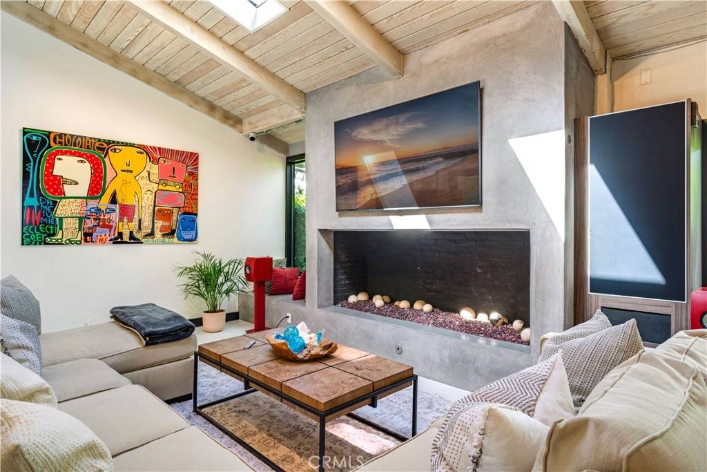 Newport Beach, CA 92663,203 Via Ravenna