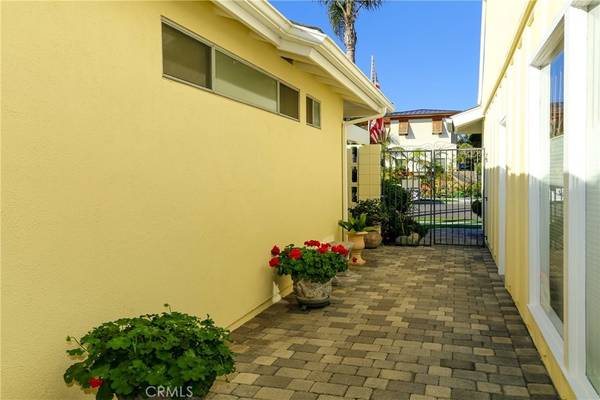 Huntington Beach, CA 92646,9322 Molokai DR