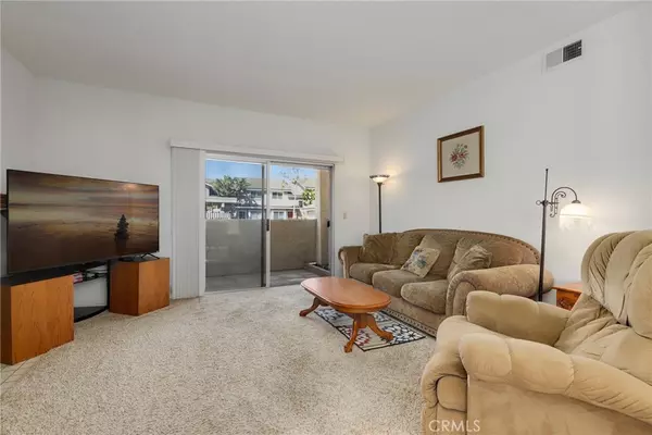 Irvine, CA 92614,34 Greenmoor #17