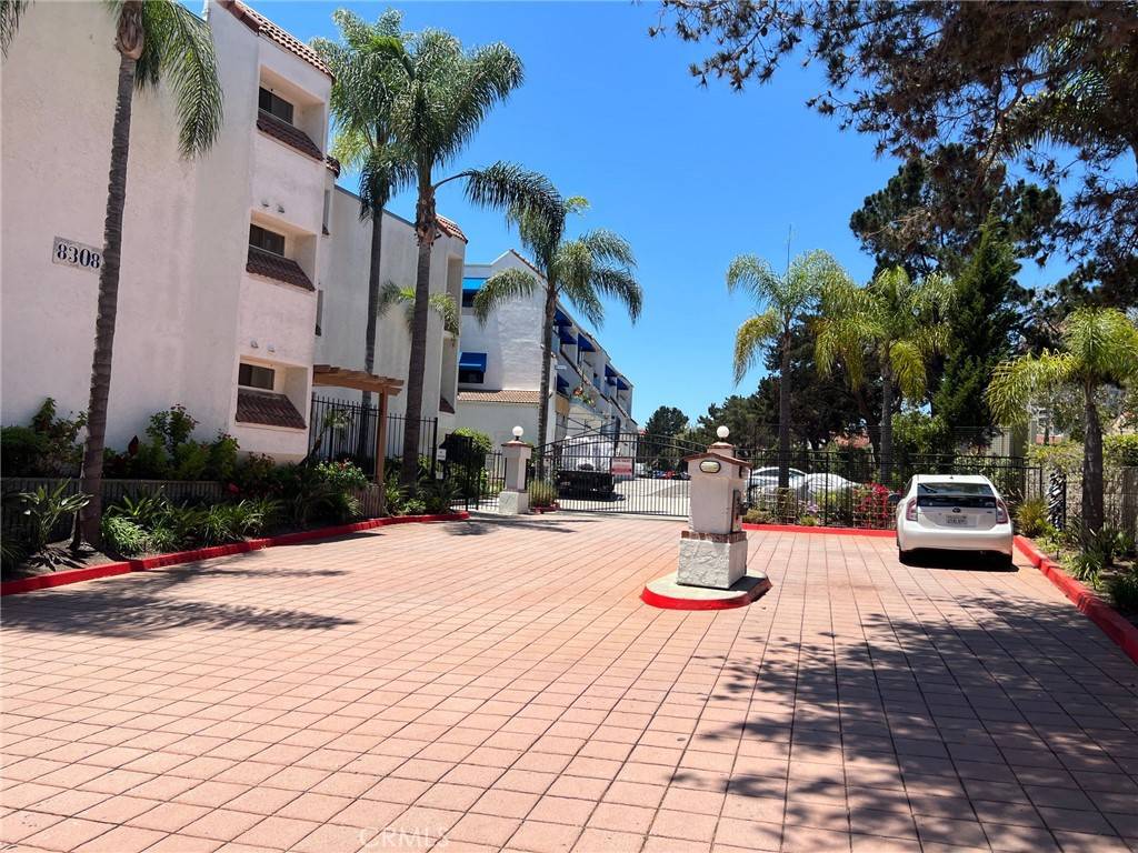 University City, CA 92122,8338 Regents RD #1U