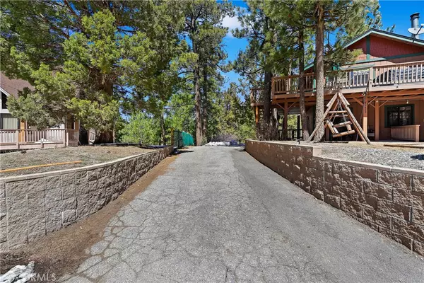 Big Bear Lake, CA 92315,42422 Tioga DR