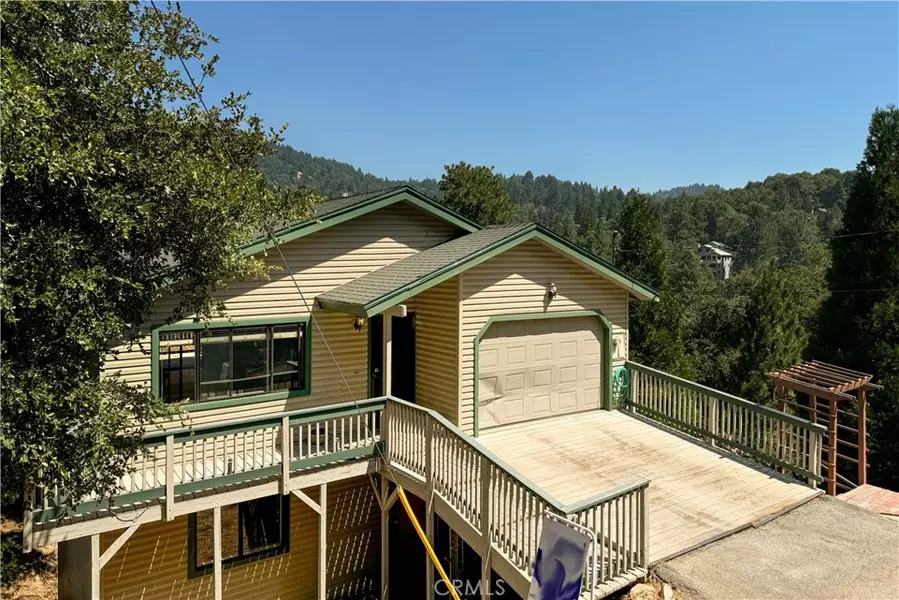 454 Delle DR, Crestline, CA 92325