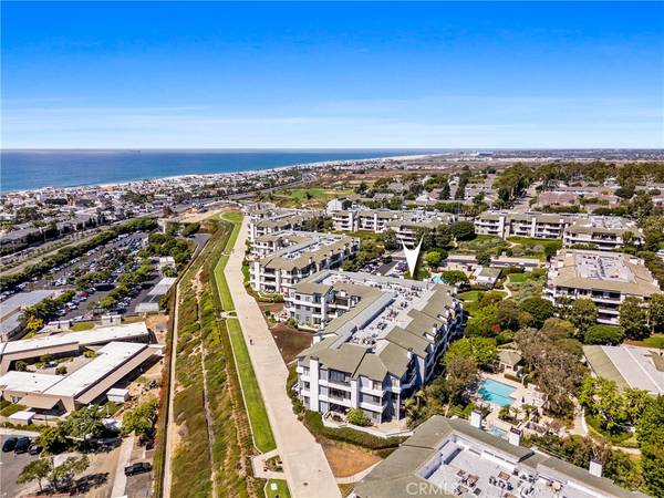 Newport Beach, CA 92663,230 Lille LN #216