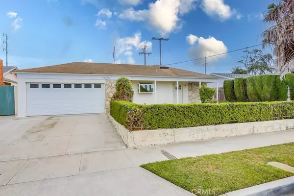 8452 Arnett DR, Huntington Beach, CA 92647