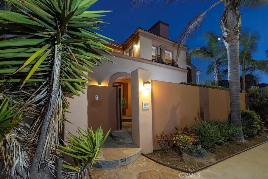 304 Goldenwest ST, Huntington Beach, CA 92648