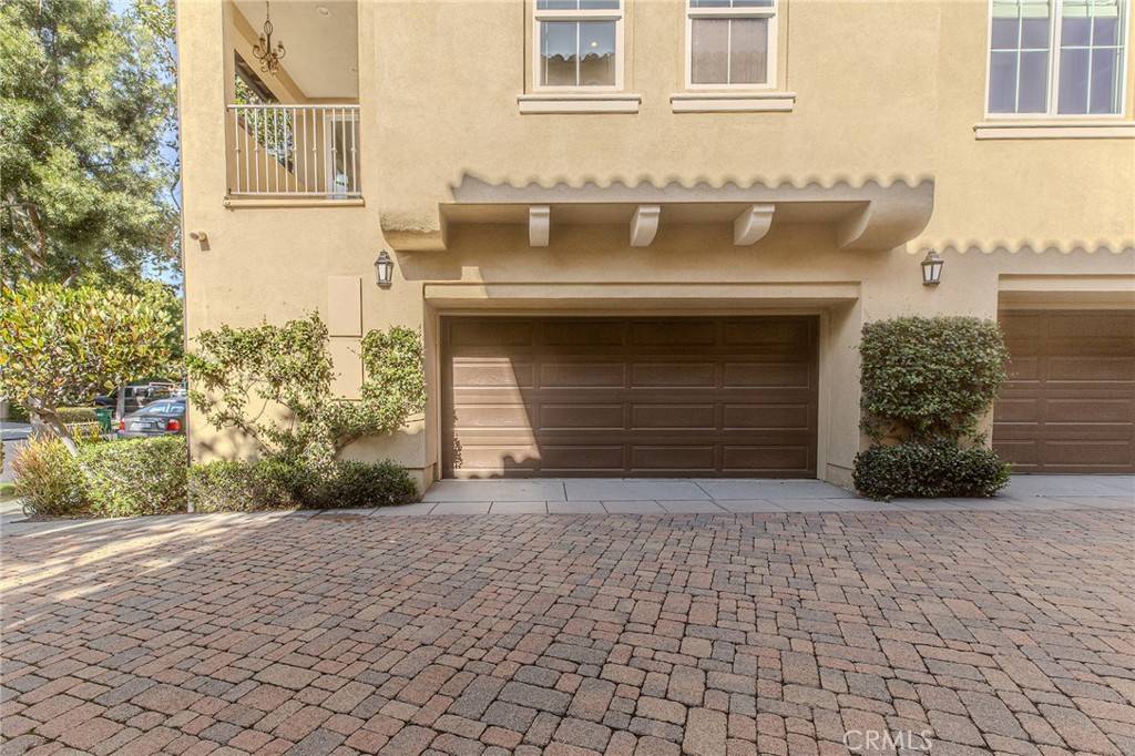 Irvine, CA 92603,215 Lonetree