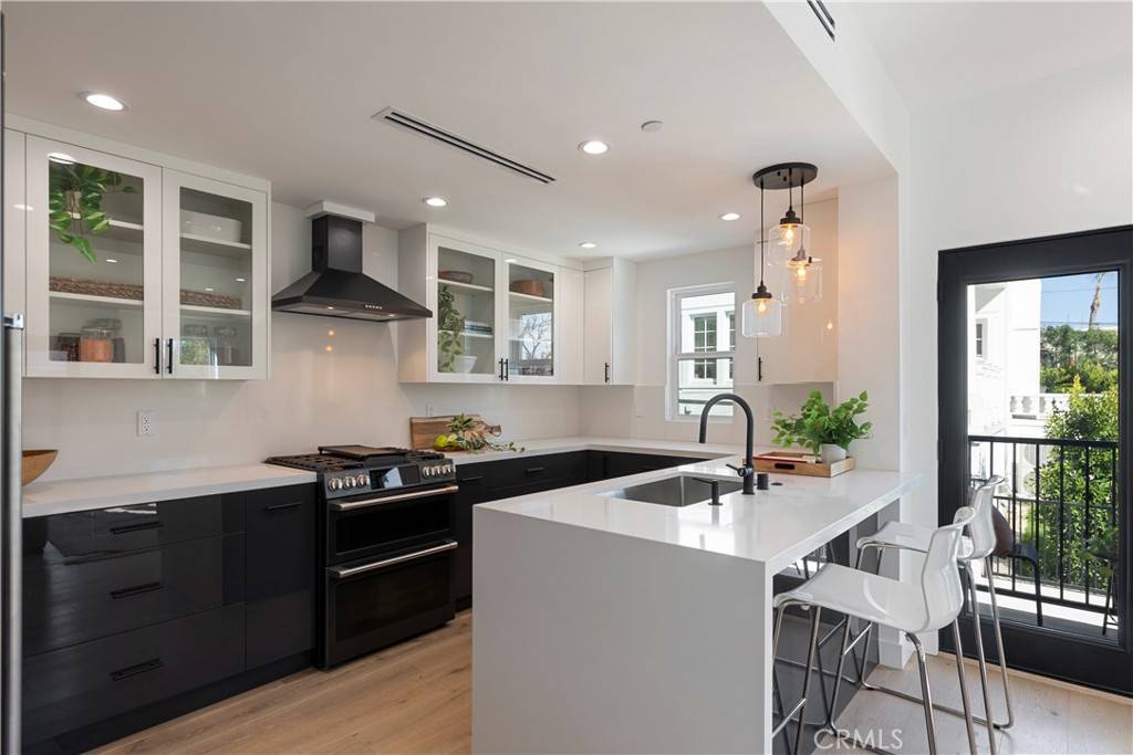Los Angeles, CA 90068,1901 N Stoke LN