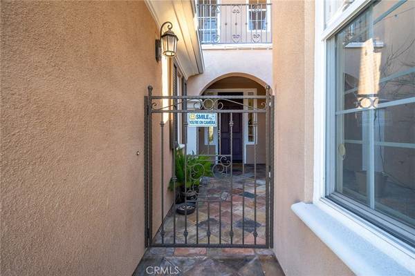 Irvine, CA 92618,34 Hollinwood