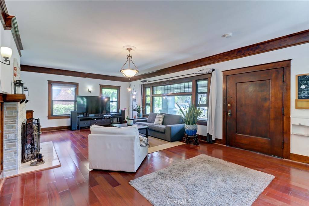 Los Angeles, CA 90004,223 N St Andrews PL
