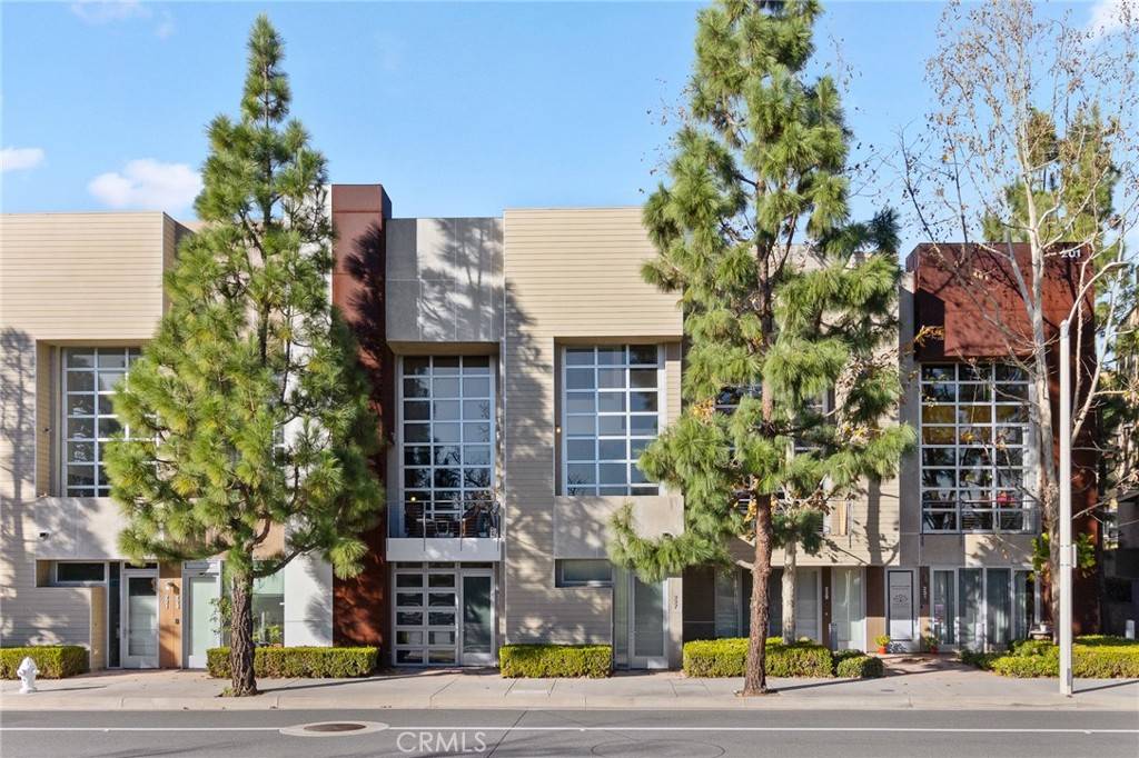 227 E Memory LN, Santa Ana, CA 92705