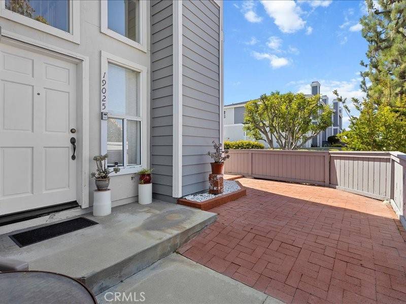 19025 Windridge LN, Huntington Beach, CA 92646