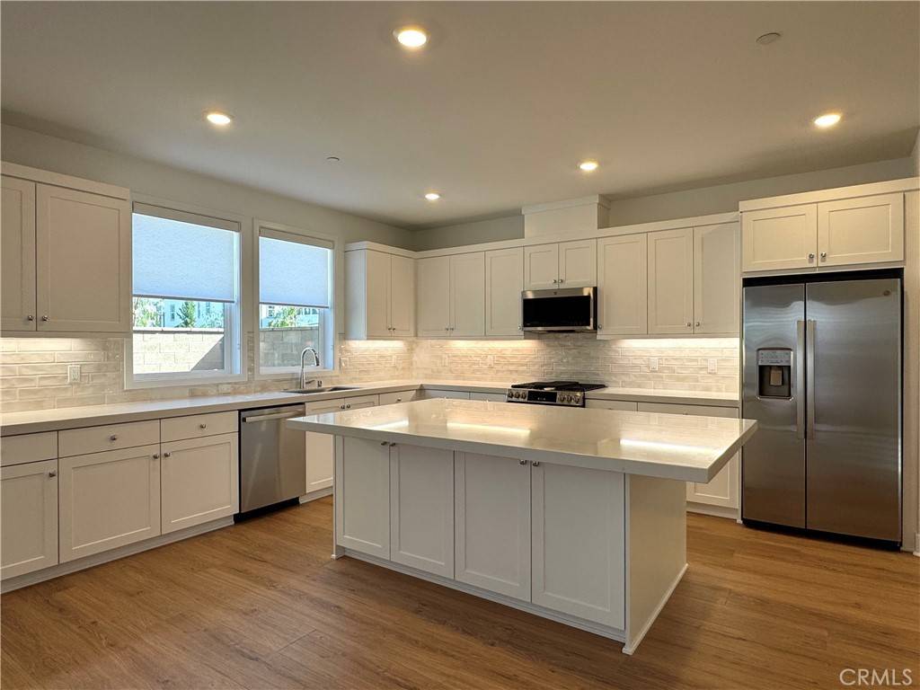 Irvine, CA 92618,450 Lobata