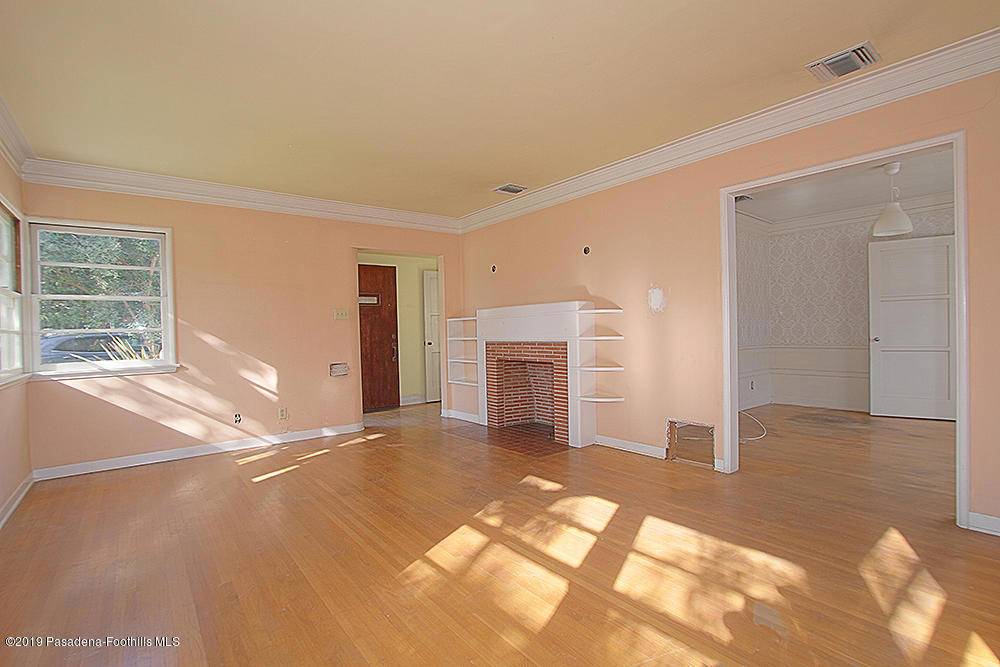 Burbank, CA 91506,216 S Beachwood DR