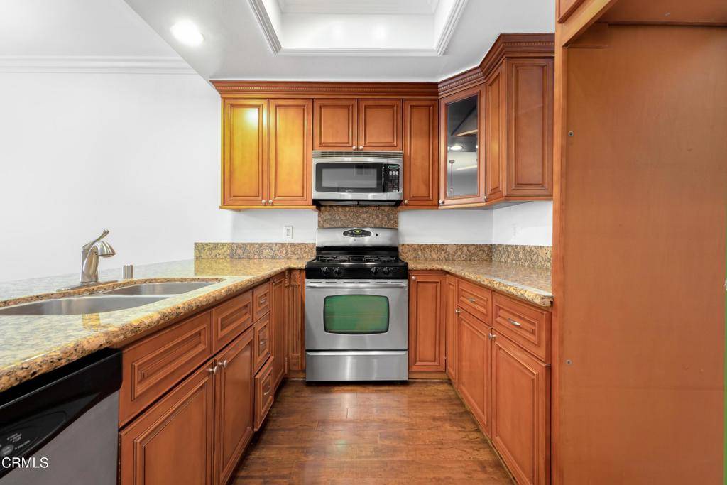 Los Angeles, CA 90068,3480 Barham BLVD #208