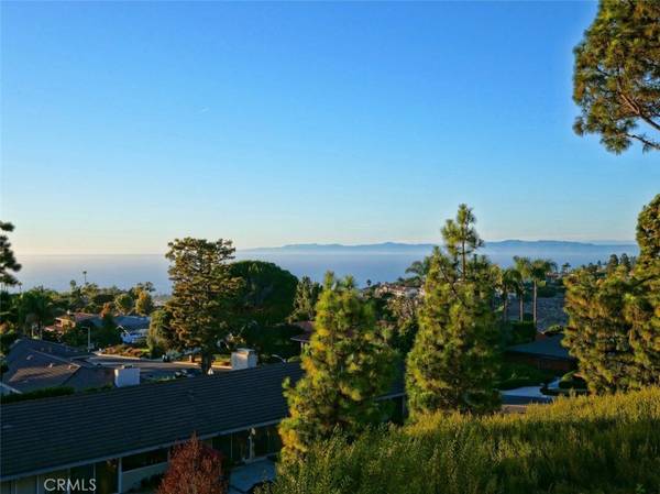 Rancho Palos Verdes, CA 90275,6884 Crest RD