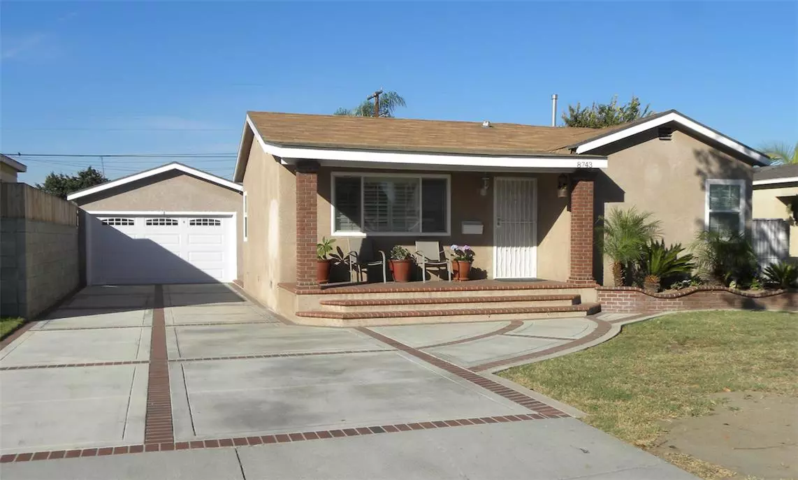 Bellflower, CA 90706,8743 Maple ST