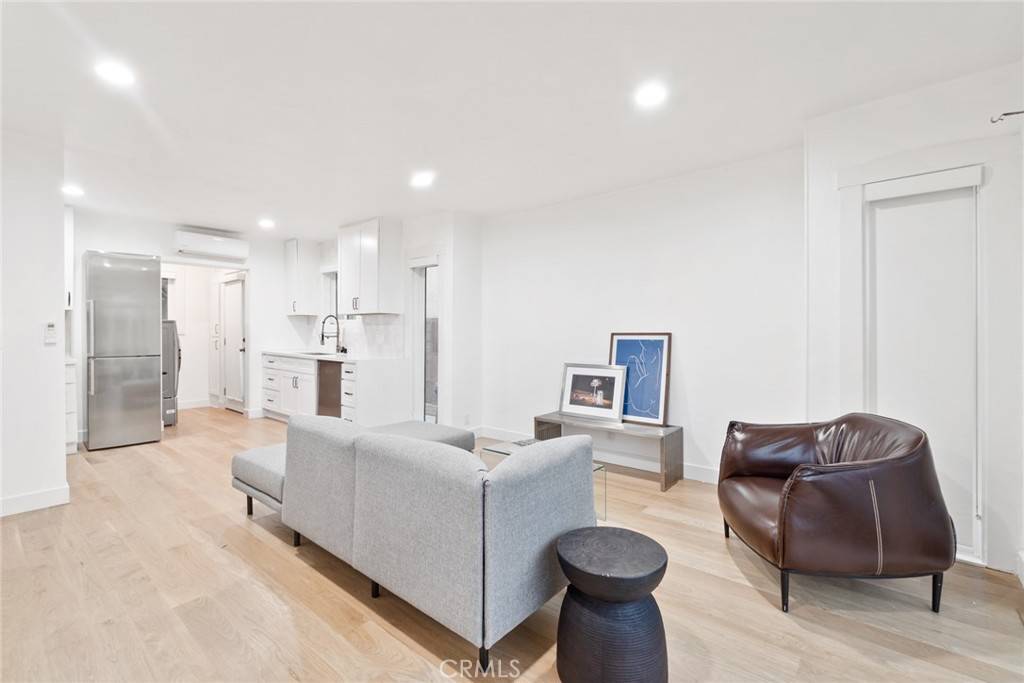Long Beach, CA 90814,304 Eliot LN