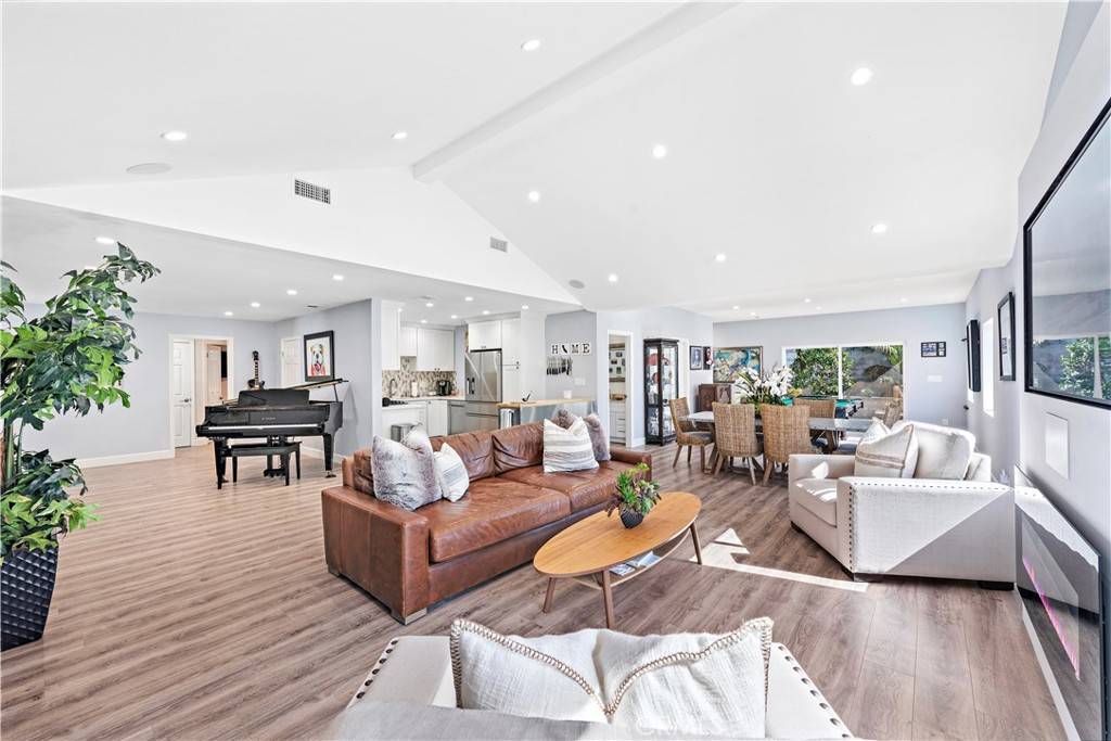 2090 Federal Avenue, Costa Mesa, CA 92627