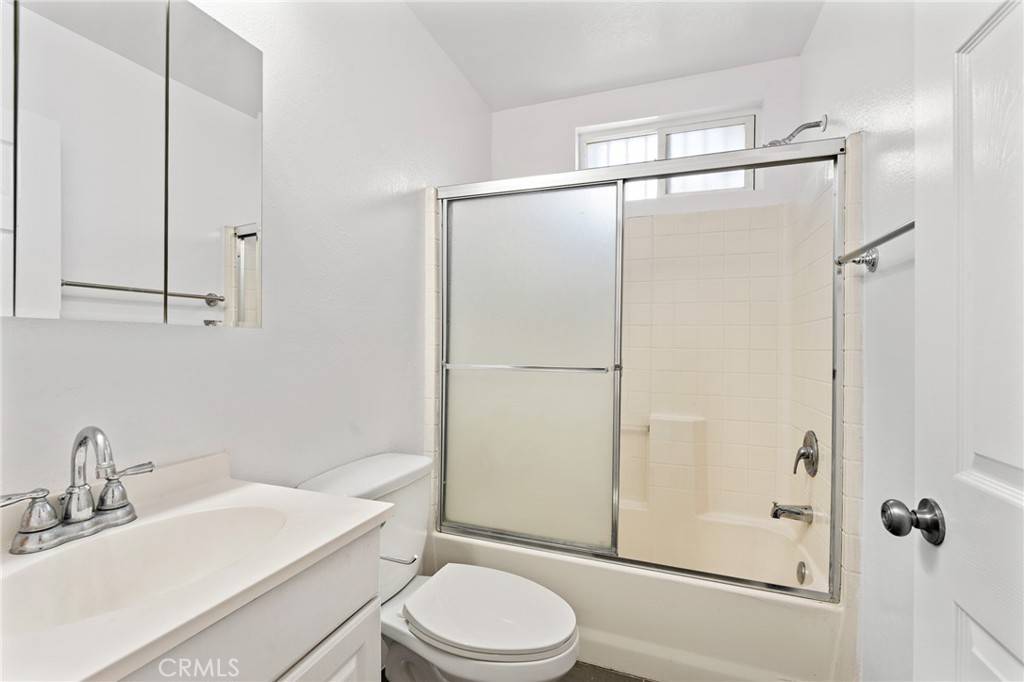 Los Angeles, CA 90044,910 W 82nd ST