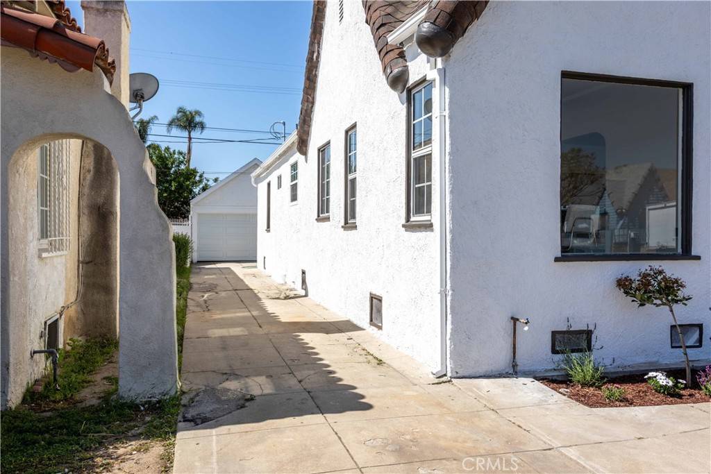 Los Angeles, CA 90044,1116 W 80th ST