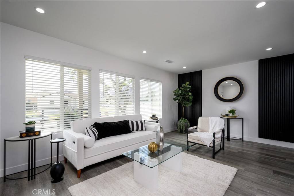 Los Angeles, CA 90047,10806 S St Andrews PL