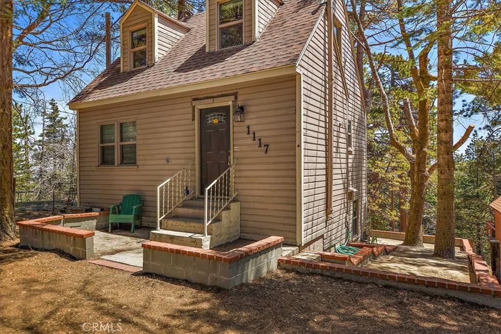 1117 Hazel Pl, Rimforest, CA 92378