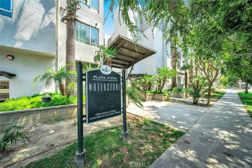 Playa Vista, CA 90094,6400 Crescent Park E #220