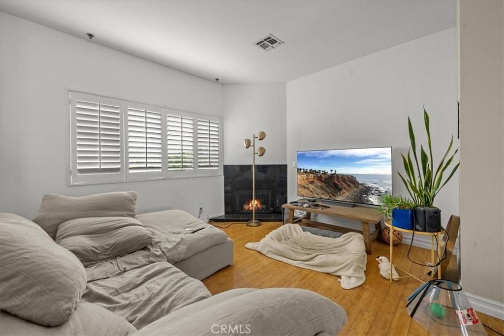 Los Angeles, CA 90027,4437 Avocado ST #107