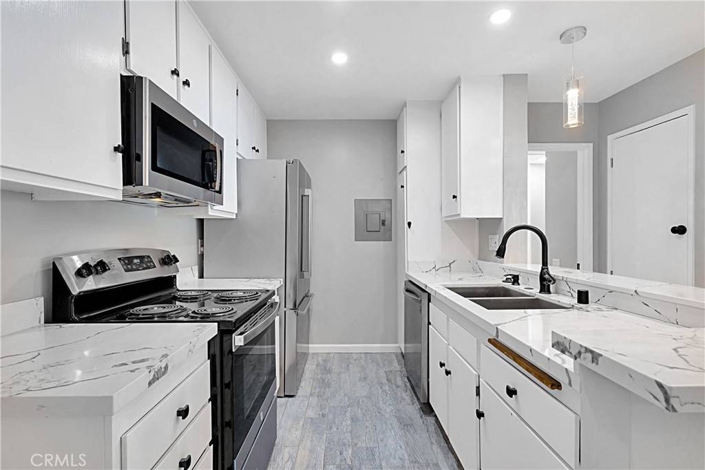 Encino, CA 91316,5460 White Oak AVE #C302