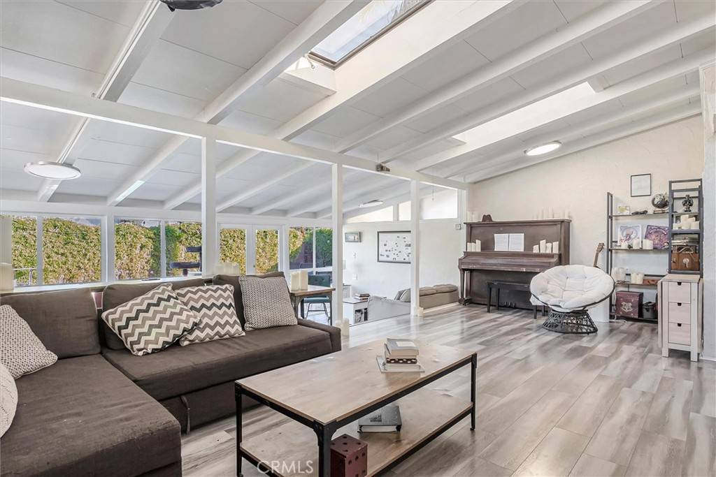 18701 Victory BLVD, Reseda, CA 91335