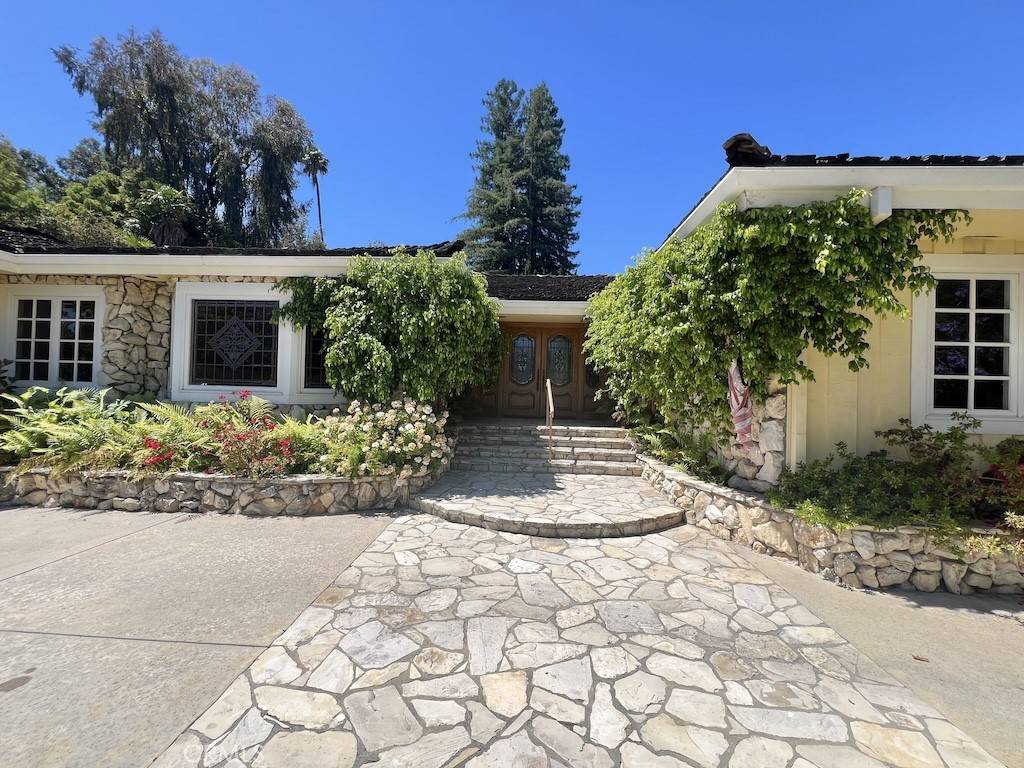 19750 Wells DR, Woodland Hills, CA 91364
