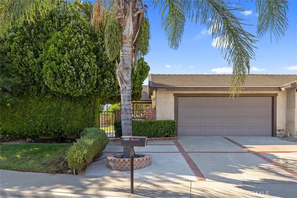 23206 Faisan CT, Valencia, CA 91355