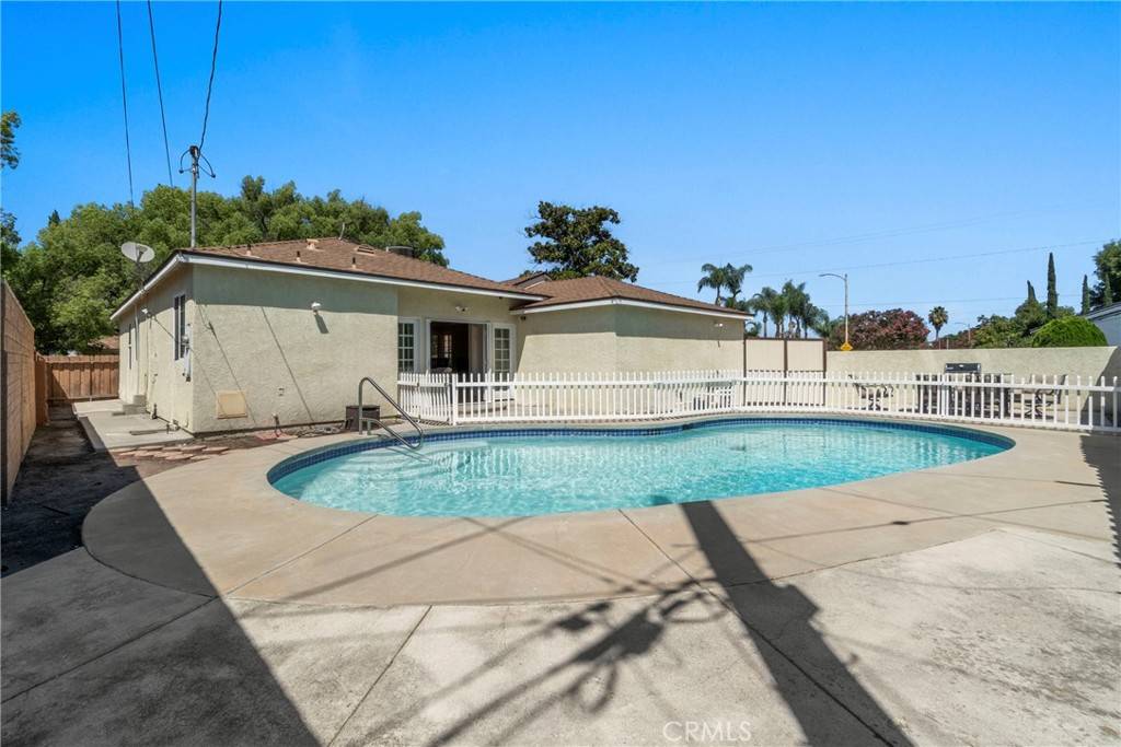 Tarzana, CA 91335,18300 Jovan ST