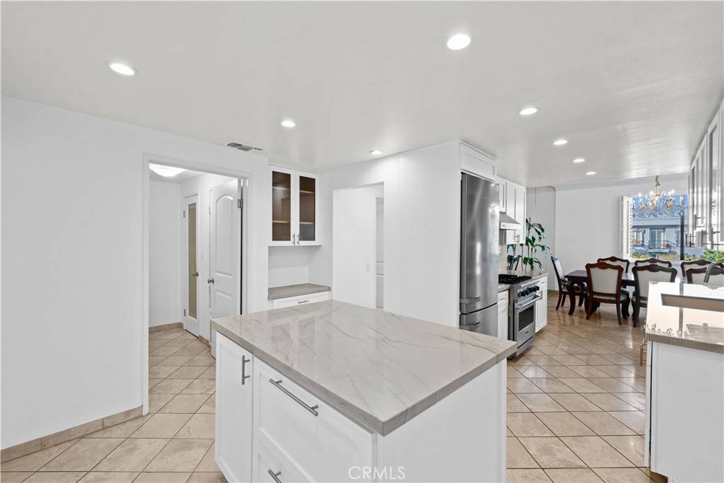 Los Angeles, CA 90035,1223 Roxbury DR #305