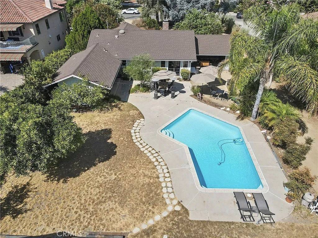 23018 Oxnard ST, Woodland Hills, CA 91367