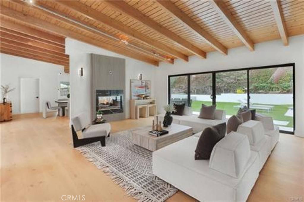 Woodland Hills, CA 91367,24020 Oxnard ST