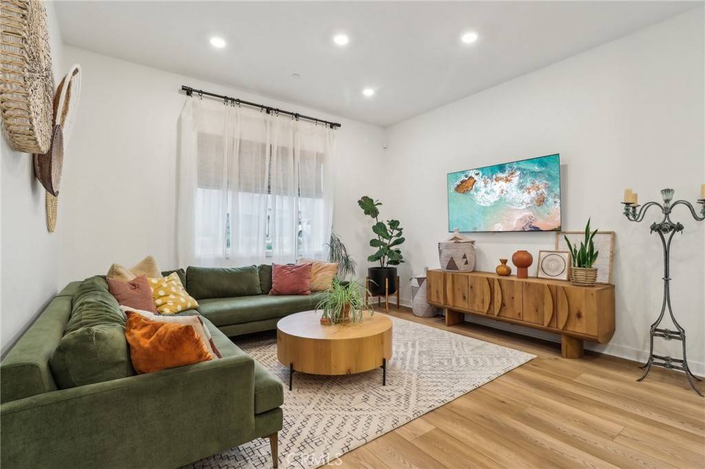 Valencia, CA 91381,27230 Red Willow CT